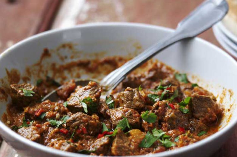 Indian beef curry met erwten en butter Naan