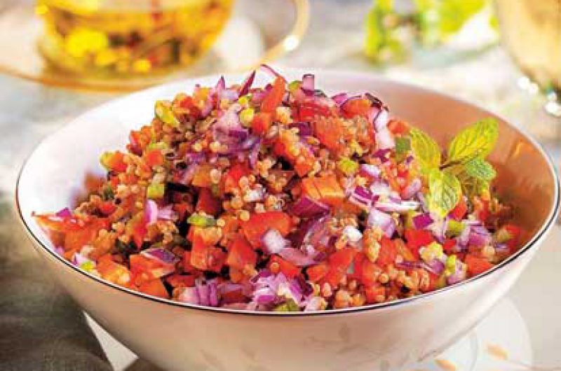 Quinoa salade met paprika, wortel en bleekselderij