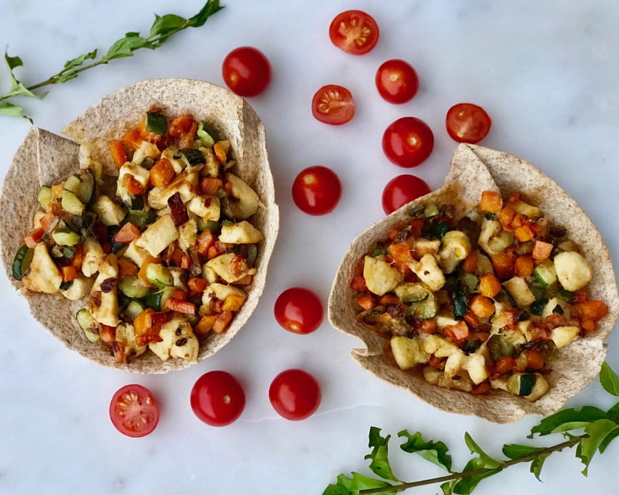 Wrapbakjes met kip, wortel en courgette