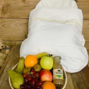 fruitmand met voetenzak creme