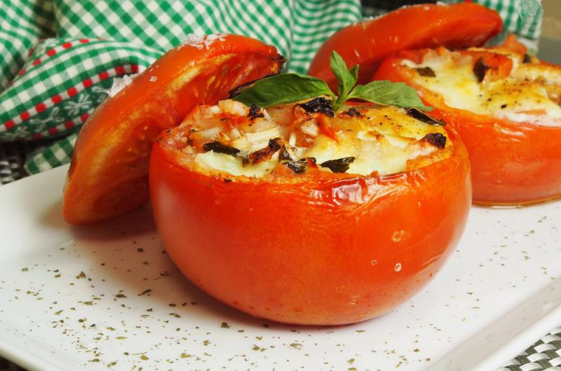 Tomaat gevuld met mozzarella en albahaca