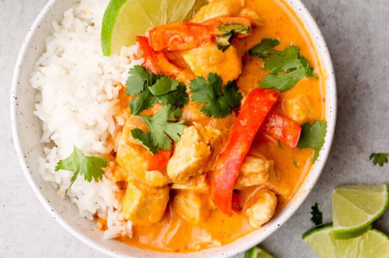 Thaise rode curry met kip en rijst