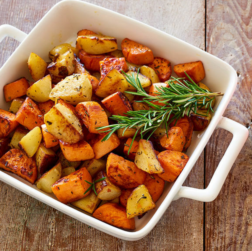 Ovengeroosterde aardappelen met zoete aardappelen