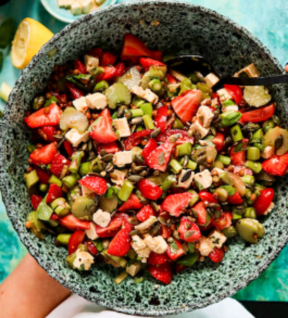 Salade met rabarber, aardbeien en linzen