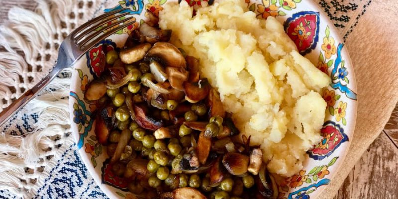 Aardappelpuree met champignons en doperwtjes