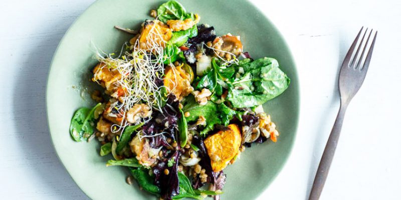 Salade met spinazie, zoete aardappel en kikkererwten