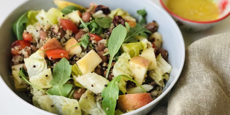 Salade met quinoa, appel en bonen